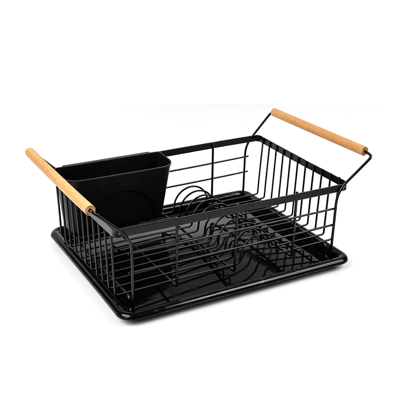 En skål og tallerkentørrestativ med et træhåndtag