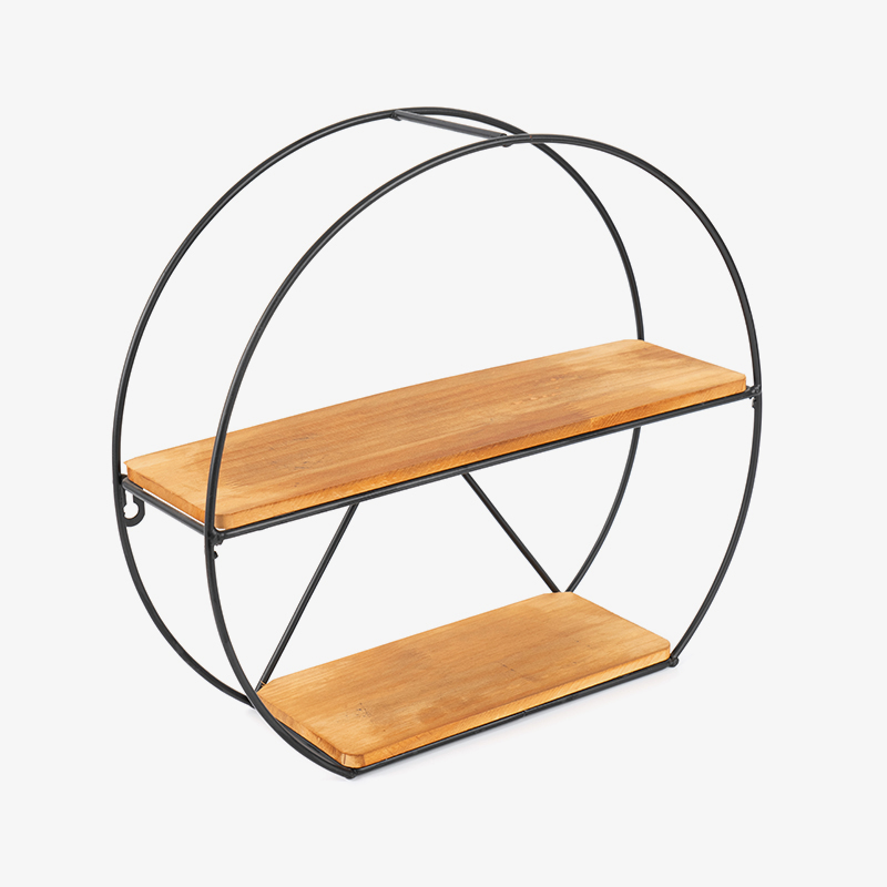 Gyldne væghylde og hængende opbevaringskurv til køkken