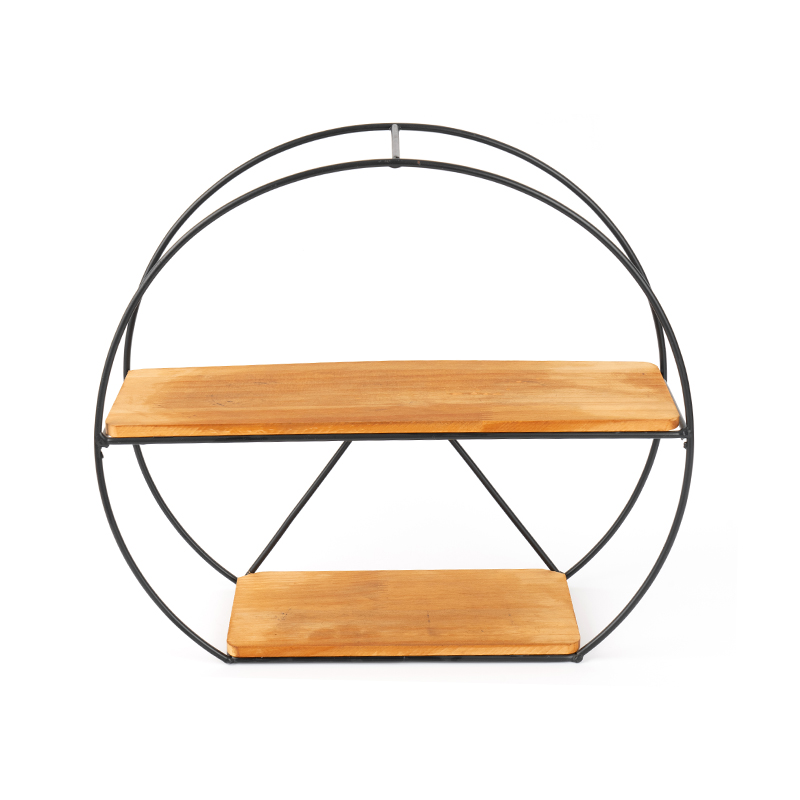 Gyldne væghylde og hængende opbevaringskurv til køkken