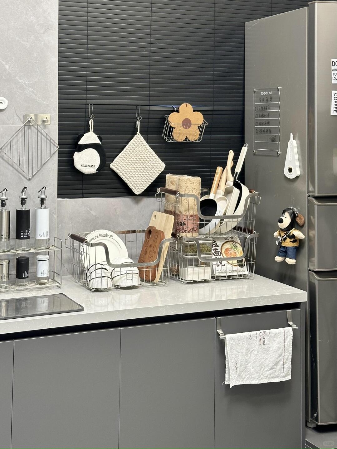 Et must for små lejligheder! Hvordan vælger man en vægmonteret metalhylde, der er bærende og holdbar?