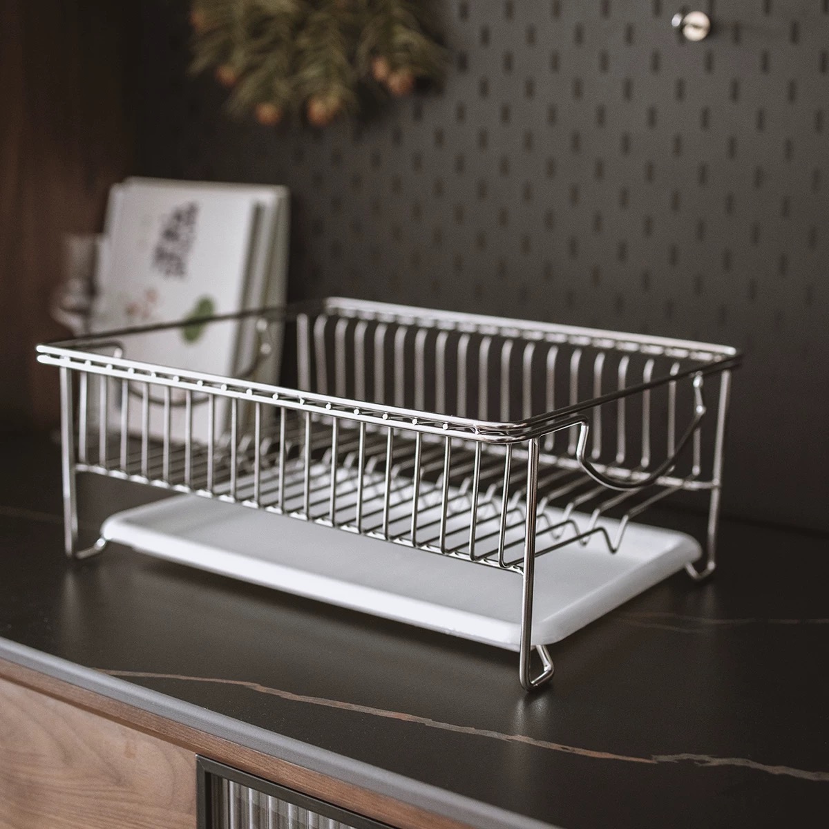 Hvordan er et metalopbevaringsstativ til hjemmet sammenlignet med et træ?